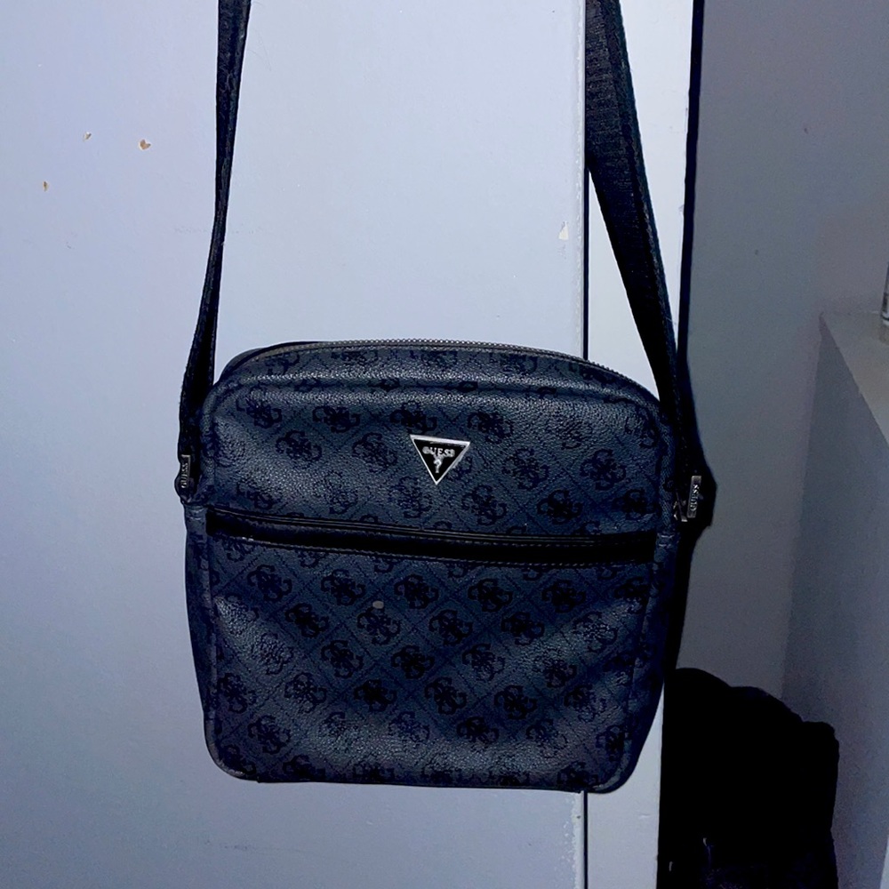 Good condition guess side bag.  Was bought about 3months ago and only worn 5time